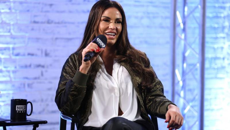 Katie Price îmbrăcată casual, vorbind la microfon