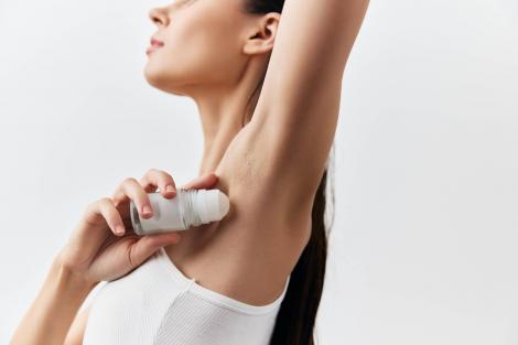 Greșeala comună pe care o faci când folosești deodorant, potrivit experților. Ce decizie „scade eficiența” produsului