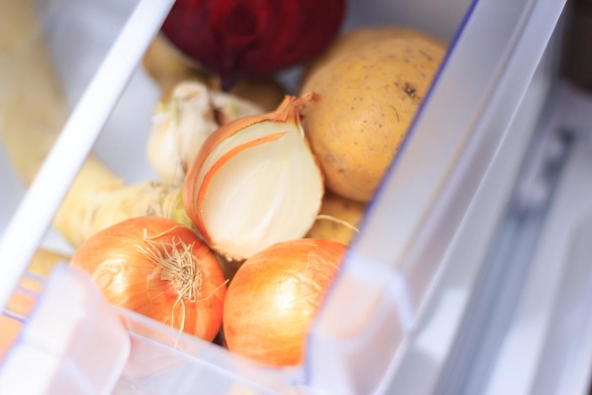 De ce nu trebuie să ții ceapa în frigider. Experții au dezvăluit motivul surprinzător