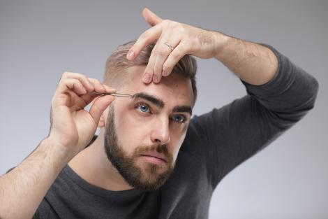 Experții avertizează împotriva unui nou trend periculos de pe TikTok. Ce au ajuns să facă bărbații cu propriile gene