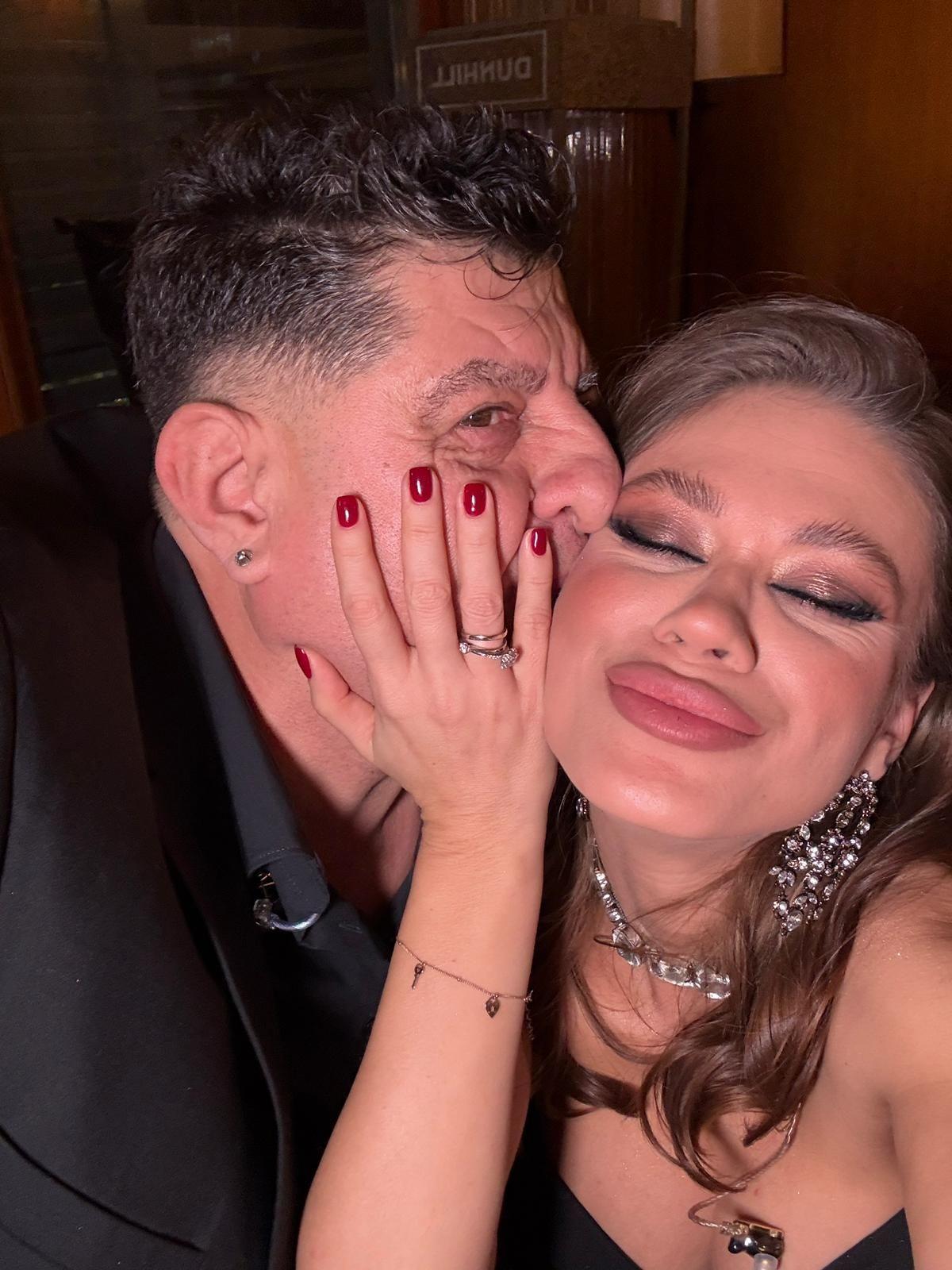 Tavi Colen oferindu-i un sărut pe obraz soției sale