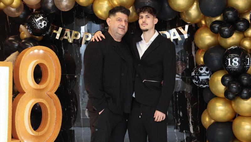 Tavi Colen alături de fiul său la majoratul acestuia, ambii îmbrăcați în negru