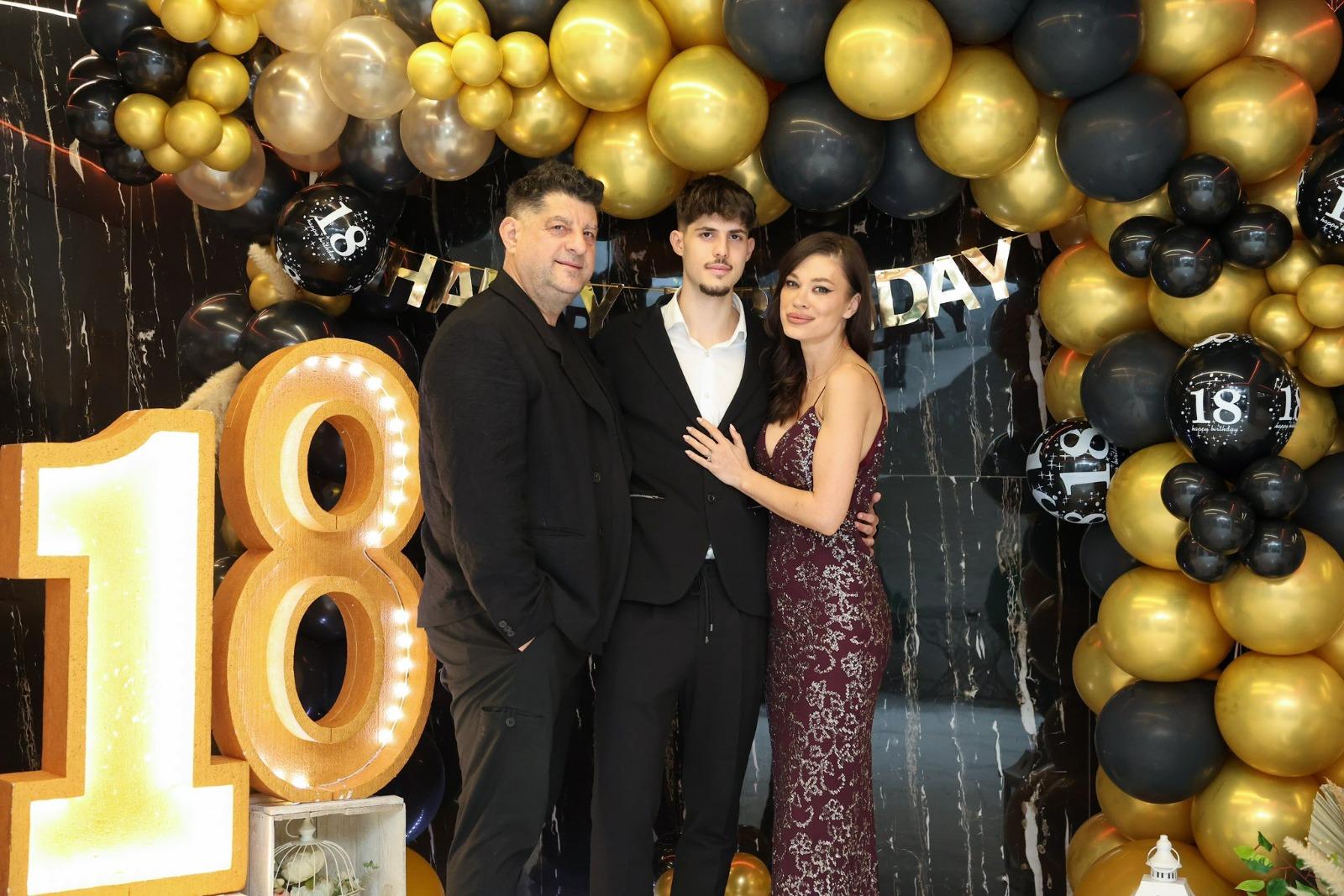 Tavi Colen alături Emma și de fiul lui la majoratul acestuia, toți îmbrăcați elegant