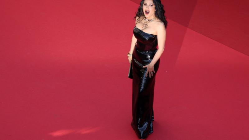 Salma Hayek îmbrăcată într-o rochie neagră mulată, pe covorul roșu