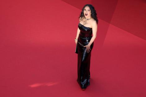 Salma Hayek, diva supremă pe coperta Sports Illustrated, la 58 de ani! Imagini incendiare în costum de baie