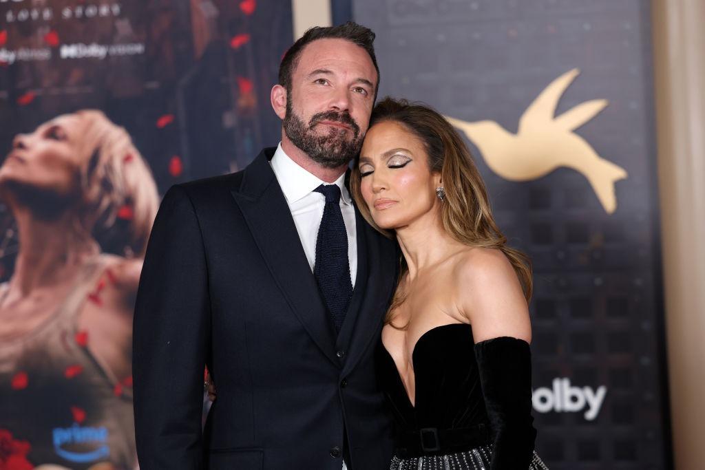 Jennifer Lopez alături de fostul ei soț, Ben Affleck, ambii îmbrăcați elegant
