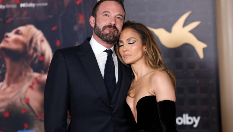 Jennifer Lopez alături de fostul ei soț, Ben Affleck, ambii îmbrăcați elegant