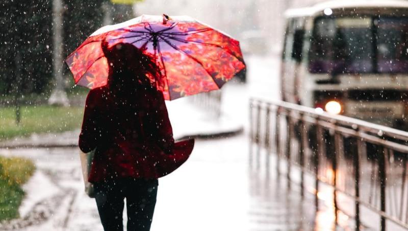 Cod galben de ploi în mai multe județe din țară. Se anunță lapoviţă, ninsoare și o răcire accentuată. Cum va fi vremea în weekend