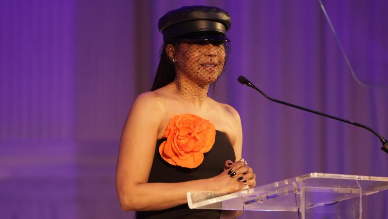 Vedetă internațională, pusă la zid din cauza ținutei purtate la ceremonia de absolvire a fiului său: „Nu și-a onorat fiul”