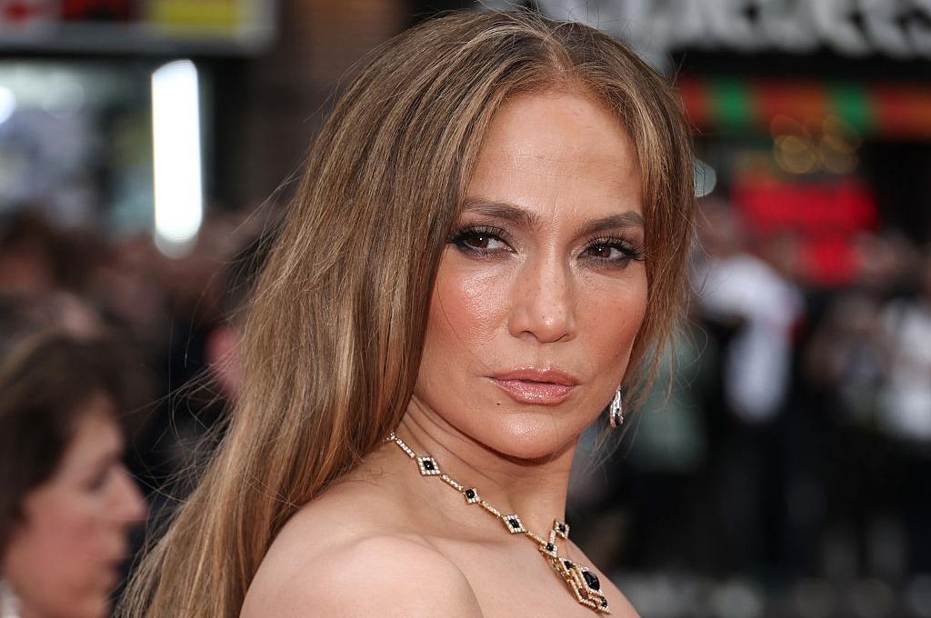 Jennifer Lopez purtând un colier auriu strălucitor