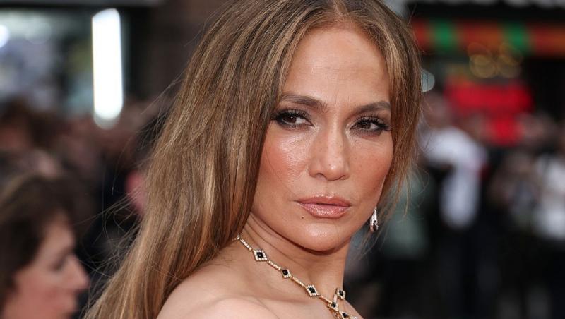 Jennifer Lopez purtând un colier auriu strălucitor