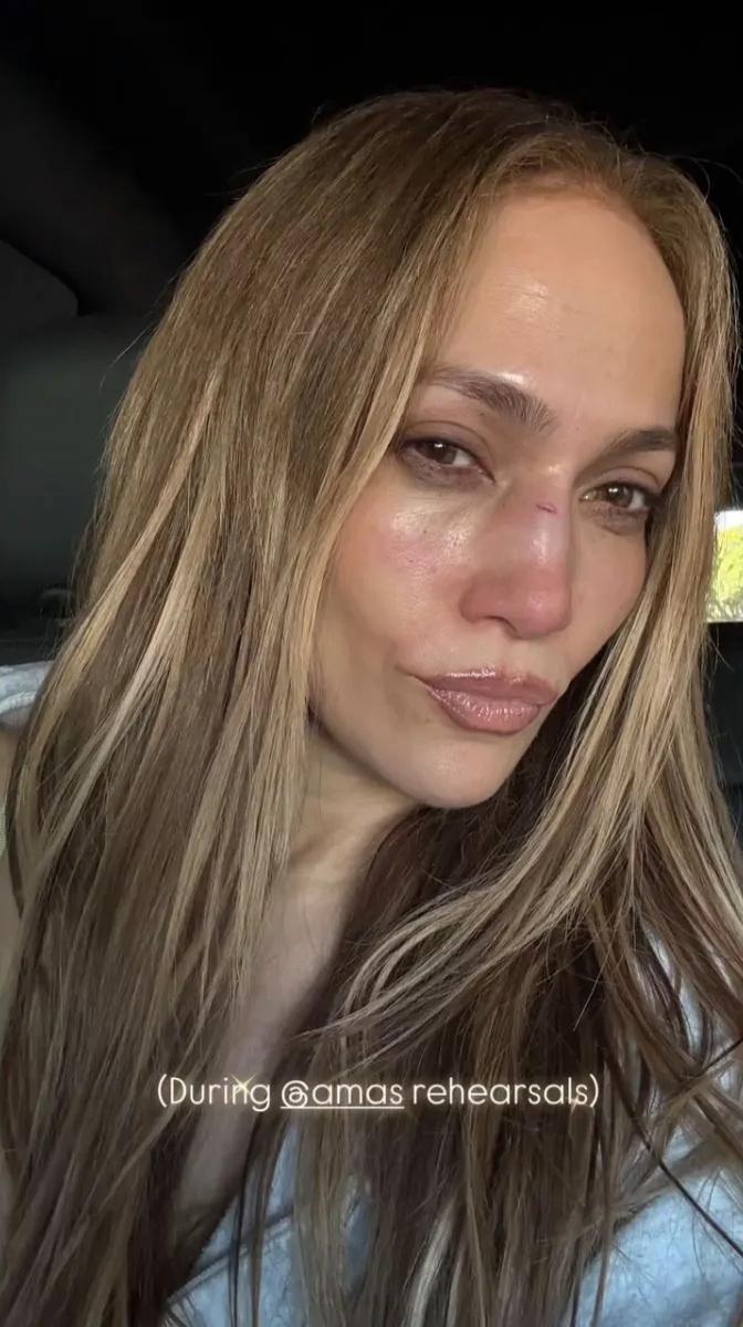 Jennifer Lopez arătându-le fanilor nasul ei