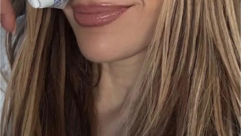 Jennifer Lopez ținând un pachet cu gheață la ochiul drept