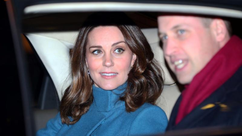 Prințul William alături de Prințesa Kate, într-o mașină