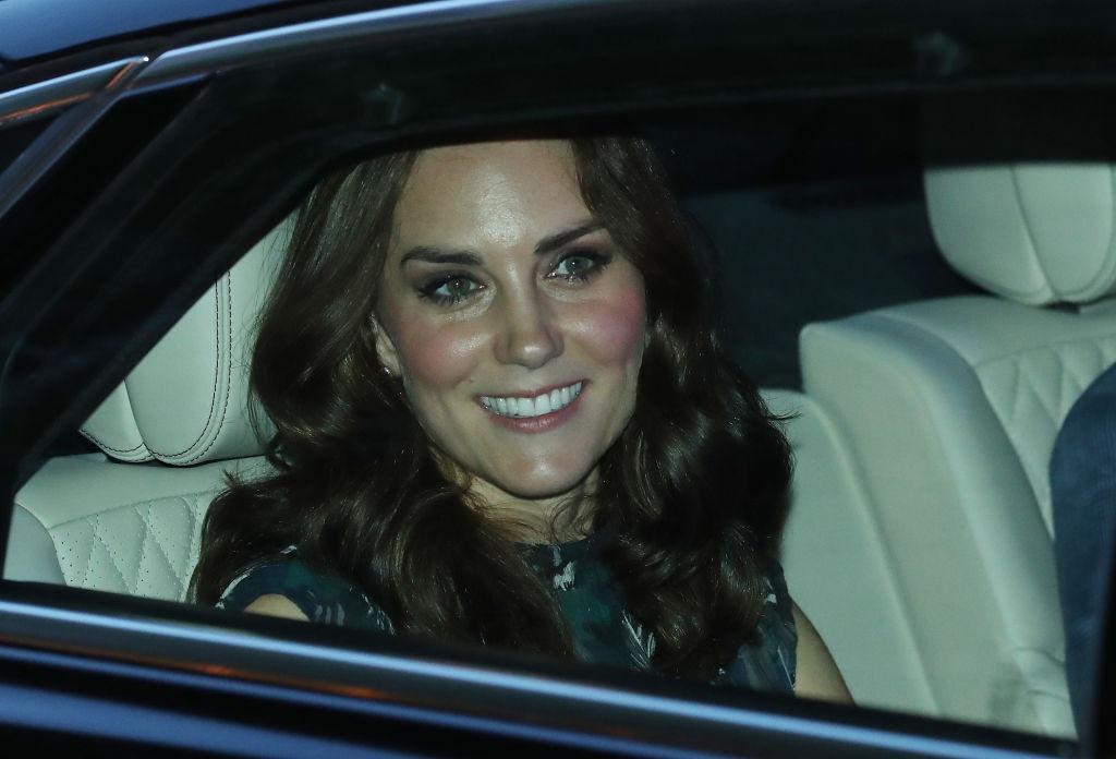 Prințesa Kate îmbrăcată într-o rochie florală, într-o mașină