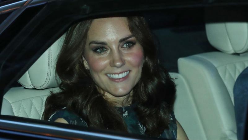 Prințesa Kate îmbrăcată într-o rochie florală, într-o mașină