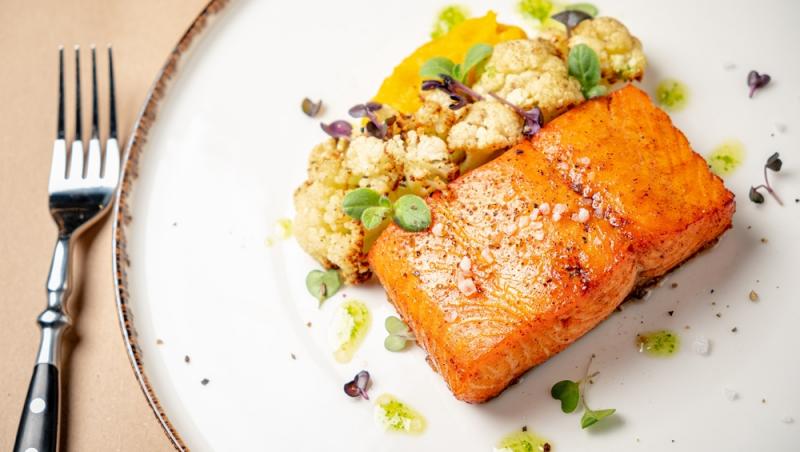 Somon la cuptor cu conopidă și cartofi dulci