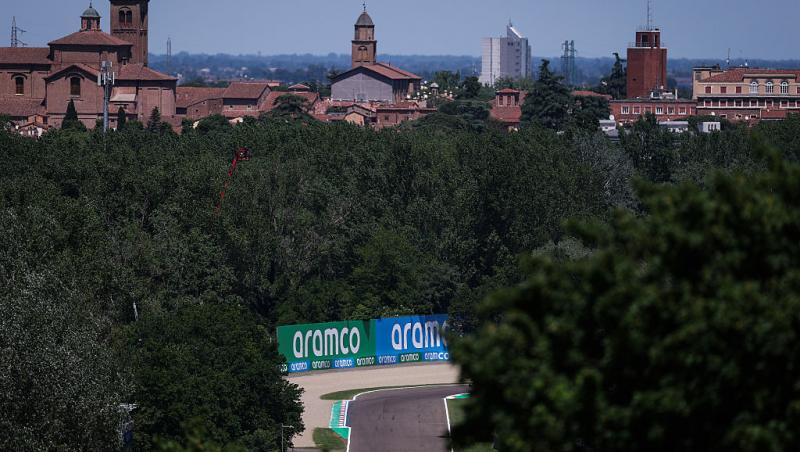 Urmărește acum calificările din Formula 1™ de la Imola. Bătălia pentru pole position este LIVE în AntenaPLAY și pe Antena 3 CNN