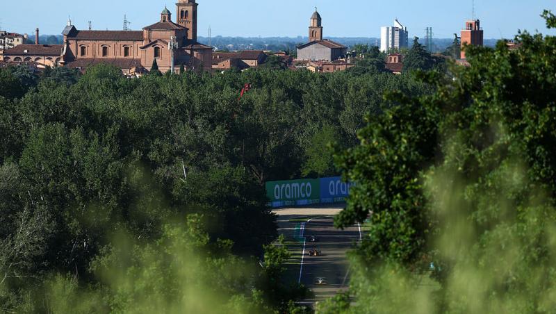 Urmărește acum calificările din Formula 1™ de la Imola. Bătălia pentru pole position este LIVE în AntenaPLAY și pe Antena 3 CNN