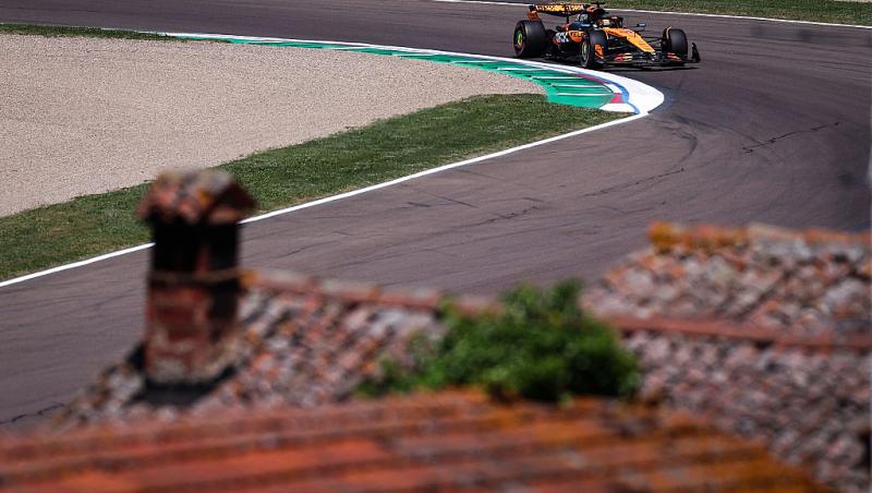 Urmărește acum calificările din Formula 1™ de la Imola. Bătălia pentru pole position este LIVE în AntenaPLAY și pe Antena 3 CNN