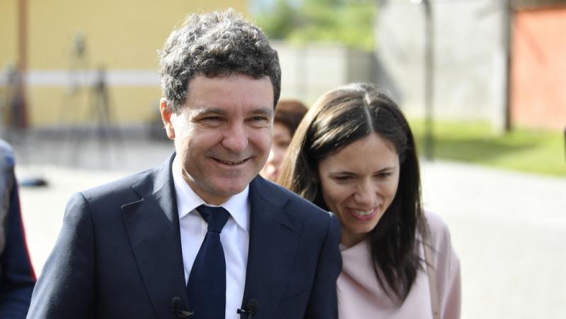 Cum a apărut Nicușor Dan la secția de votare pentru alegerile prezidențiale 2025, turul 2. Ce ținută a ales Mirabela Grădinaru