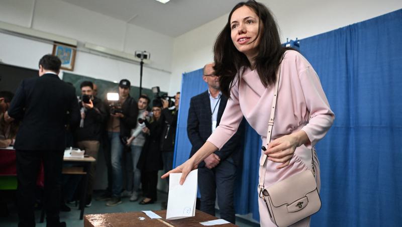 Cum a apărut Nicușor Dan la secția de votare pentru alegerile prezidențiale 2025, turul 2. Ce ținută a ales Mirabela Grădinaru