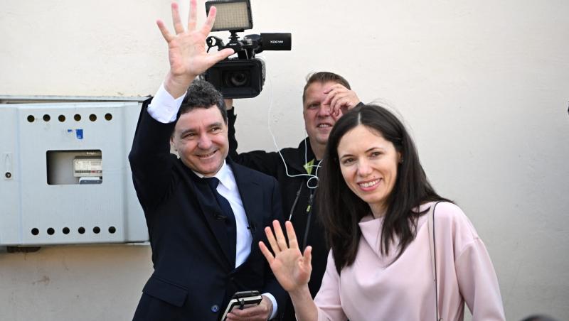 Cum a apărut Nicușor Dan la secția de votare pentru alegerile prezidențiale 2025, turul 2. Ce ținută a ales Mirabela Grădinaru