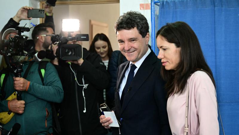 Cum a apărut Nicușor Dan la secția de votare pentru alegerile prezidențiale 2025, turul 2. Ce ținută a ales Mirabela Grădinaru