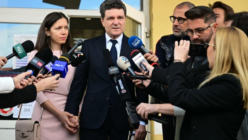 Cum a apărut Nicușor Dan la secția de votare pentru alegerile prezidențiale 2025, turul 2. Ce ținută a ales Mirabela Grădinaru