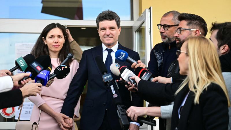 Cum a apărut Nicușor Dan la secția de votare pentru alegerile prezidențiale 2025, turul 2. Ce ținută a ales Mirabela Grădinaru