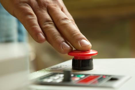 Un român și-a falimentat fostul angajator după ce a fost concediat. Cum a distrus o întreagă afacere doar prin apăsarea unui buton