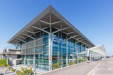 Aeroportul în care poți ateriza în 3 țări diferite. Se află chiar în Europa și puțini au auzit de el