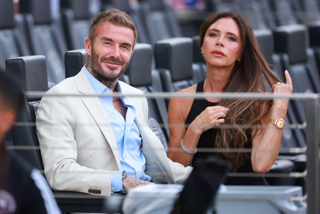 David Beckham alături de soția lui, Victoria, ambii îmbrăcați elegant