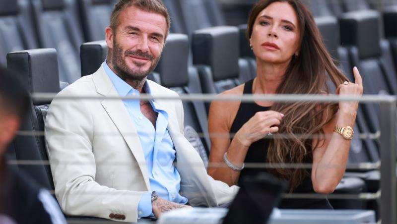 David Beckham alături de soția lui, Victoria, ambii îmbrăcați elegant