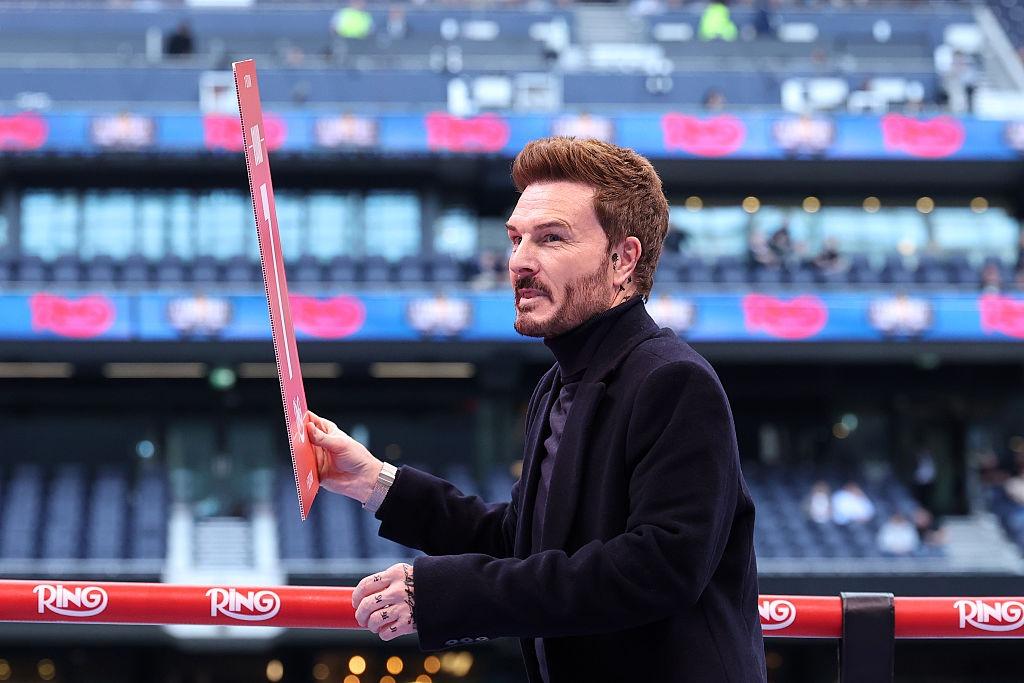 David Beckham îmbrăcat într-o ținută neagră