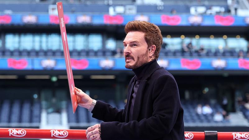 David Beckham îmbrăcat într-o ținută neagră