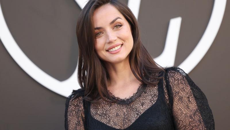 Ana de Armas îmbrăcată într-o rochie neagră, cu mâneci transparente