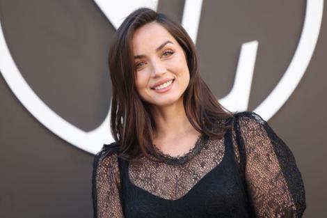 Ana de Armas rupe tăcerea. Ce spune actrița despre relația cu Tom Cruise: „Este mereu atent”