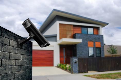 O femeie a montat camere de supraveghere în curtea ei pentru siguranță, dar vecinul a avut o cerință neobișnuită. Ce s-a întâmplat