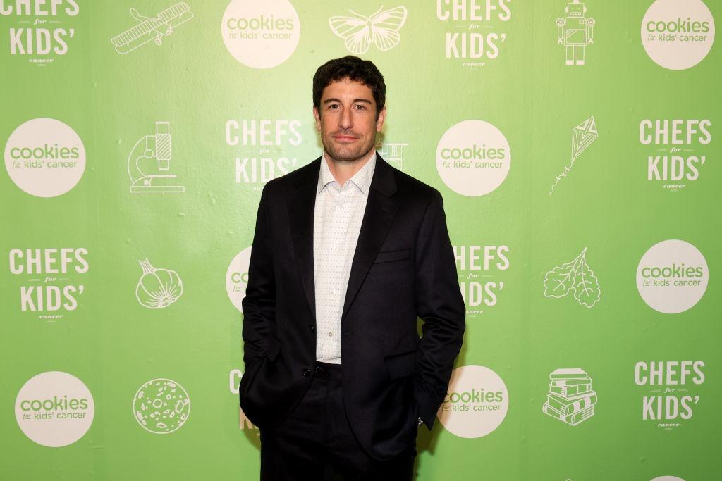 Jason Biggs îmbrăcat cu un costum negru, peste o cămașă albă
