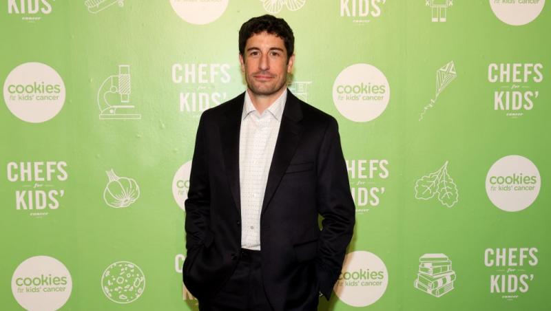 Jason Biggs îmbrăcat cu un costum negru, peste o cămașă albă