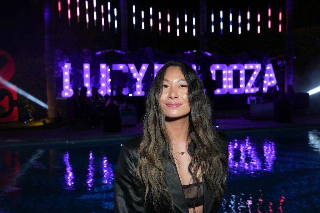 Lucy Guo îmbrăcată cu un top negru, sub un sacou asortat