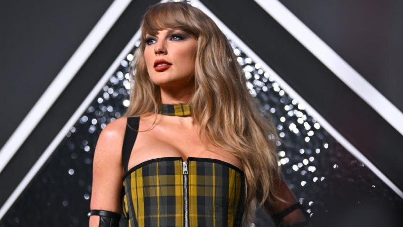Taylor Swift îmbrăcată într-o rochie în carouri, mulată, fără mâneci