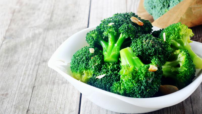 Broccoli este o garnitură săracă în calorii, dar bogată în vitamine și minerale
