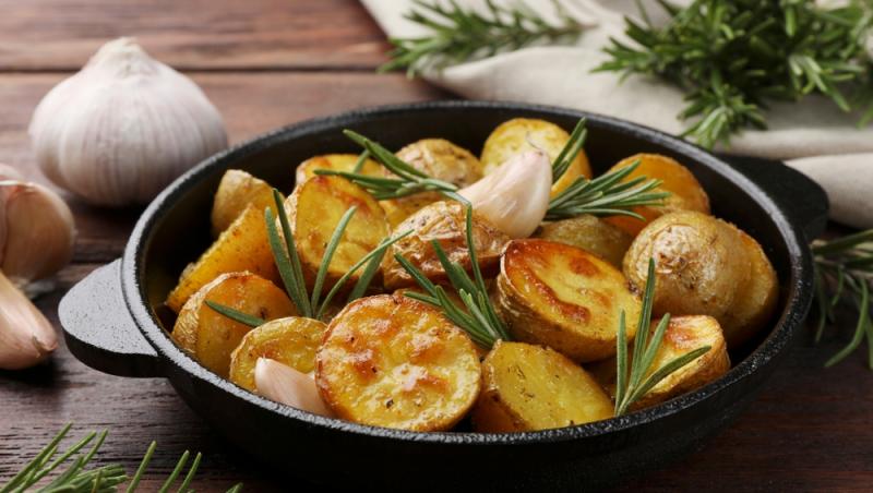 cartofii cu rozmarin într-o tigaie