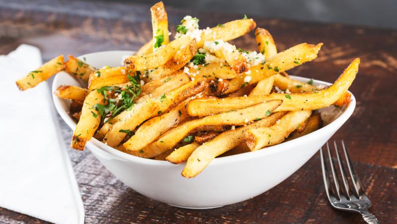 Cartofii cu usturoi și pătrunjel sunt potriviți pentru orice tip de friptură de porc