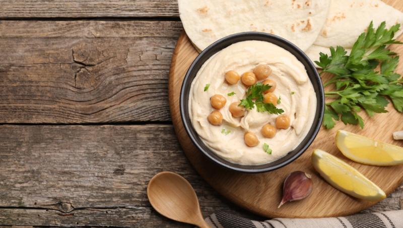 Humusul se potrivește perfect cu carne la grătar sau mai crocante