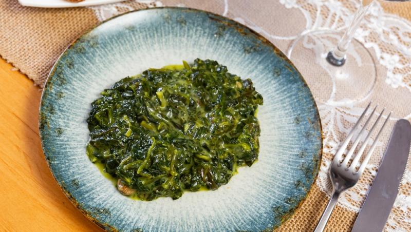 Spanacul este bogat în fribre și în vitamine și minerale