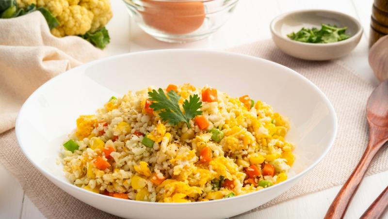 orez cu legume într-un bol alb