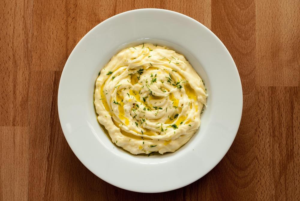 piure de cartofi cu  unt și smântână înt-o farfurie albă